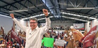 Ricardo Monreal se compromete a aumentar becas para estudiantes y adultos mayores.