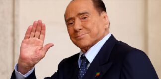 Silvio Berlusconi, ex primer ministro de Italia y magnate de los medios, se va no sin polémica.