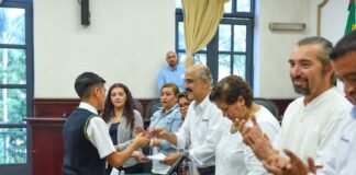 Reconoce Ayuntamiento a alumnos destacados en concurso de Física .