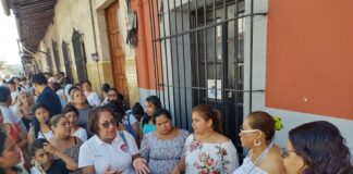 Madres de familia toman escuela en Coatepec por malos manejos.