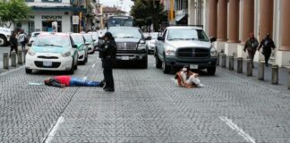 Taxista con su niña se tienden en la calle para denunciar atentado y amenazas de muerte de policías estatales #SSPVeracruz