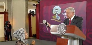 Reprueban en redes esta escena de la mañanera .