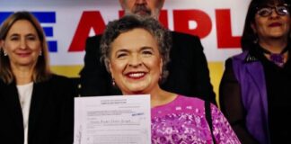 Sigo adelante sin cola que me pisen, asegura Beatriz Paredes al registrarse .