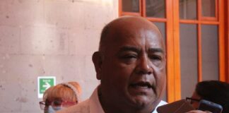 Eric Cisneros presume 25 años de servicio al Presidente y aclara que propaganda es de un libro.