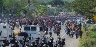 Levantamiento de miles en Chilpancingo deja al momento caos, temor y policías retenidos #Guerrero.