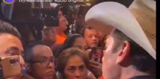 Jorge Salinas protagoniza altercado con un reportero durante alfombra roja .