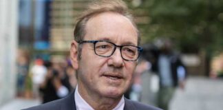 Absuelven a Kevin Spacey de nueve cargos por delitos sexuales .