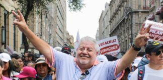 Encabezados por Manuel Huerta miles de veracruzanos llegan al Zócalo capitalino