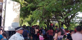 Suman 148 migrantes abandonados dentro de un tráiler en Veracruz .
