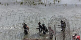 Indigna a Casa Blanca trato de Greg Abbott a migrantes, incluyendo a menores