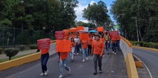 Normalistas protestan en Xalapa por incumplimiento de autoridades educativas .