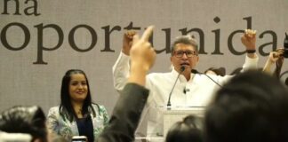 Monreal llama a jóvenes a construir juntos el futuro de México y a erradicar la discriminación
