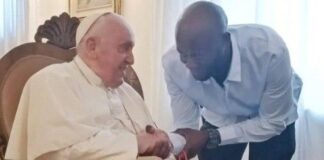 Papa Francisco abraza a Bentolo, emigrante superviviente de violencia y naufragios .