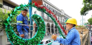 Inicia Ayuntamiento de Xalapa decoración alusiva al mes patrio .
