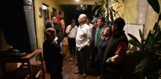 Atiende Ricardo Ahued a vecinos de la colonia Zapata .