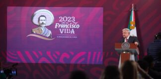 AMLO anuncia conferencias para defender sus libros de texto.