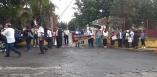 Jubilados y pensionados toman oficinas de la SEV