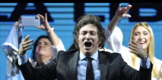 Candidato antisistema gana las primarias para cimbrar Argentina.