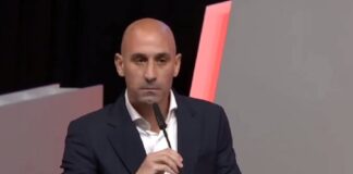 Rubiales se niega a dimitir; la comunidad futbolística se indigna, Jugadoras renuncian .