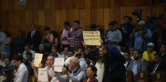 Madres y padres de familia en Veracruz increpan al Gobernador Cuitláhuac por libros de texto