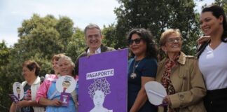 Marcelo Ebrard lanza el pasaporte violeta en apoyo a mujeres .