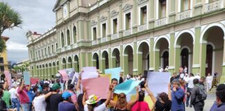 Manifestantes impiden desfile de los 202 años de firma de Tratados de Córdoba por abuso policial #Veracruz