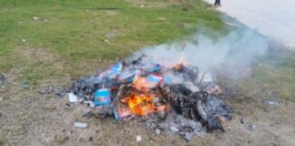 Queman nuevos libros de texto gratuito enviados por la SEP en Chiapas .