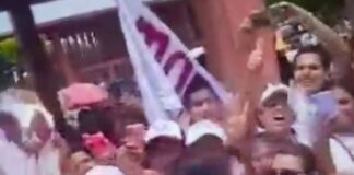 Exhiben a Adán Augusto dándole codazos a la gente que acude a su motín.