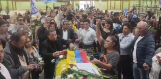 Con emotivas ceremonias fúnebres despiden a Fernando Villavicencio .