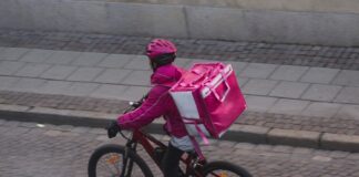 Repartidores y choferes de plataformas digitales laboran en condiciones precarias, destaca estudio del IBD .