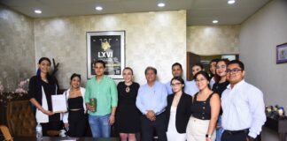 Recorren alumnos de UCC espacio destinado al Memorial de las y los Héroes de la Salud