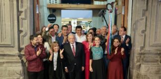 AMLO entrega bastón de mando a Claudia Sheinbaum.