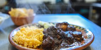 Costilla en salsa de chile seco, platillo representativo de Xalapa.