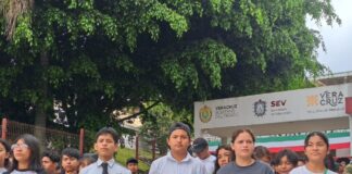 Protestan en la SEV maestros y estudiantes de la FNERR