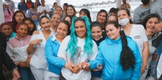 Karol G empodera a mujeres en Medellín al crear Casa Con Cora .