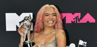 Karol G hace historia al presentarse en los MTV VMAS y pone en alto el orgullo latino .