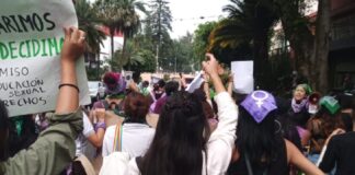 Mujeres marchan en Xalapa para exigir acceso a aborto seguro y sin criminalización.