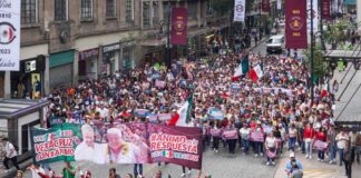 Manuel Huerta y contingente veracruzano arriban al Zócalo de la CDMX.