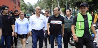 Atiende Ricardo Ahued a manifestantes en la avenida Xalapa .