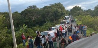 Madres y padres de familia de jardín de niños bloquearon carretera Xalapa-Huatusco para demandar un maestro