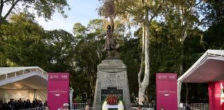 Entre vallas metálicas, alejado del pueblo, termina su gobierno.