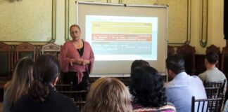 Brinda Namiko Matzumoto capacitación a docentes de Escuela Industrial .