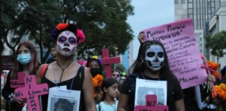 No alcanzan los altares para nuestras muertas .