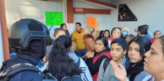 Maestros toman escuela en protesta por cámaras de vigilancia en aulas; argumentan “violación a su intimidad”.#Veracruz.