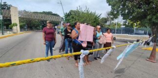 #ChiapasSinLey: Policías retenidos se encuentra en jaula de madera