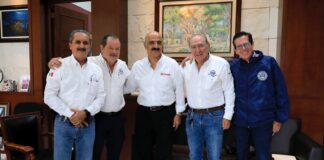 Recibe Ricardo Ahued a integrantes del Club del Automóvil Antiguo de Xalapa