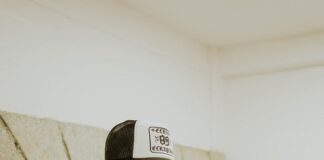 Natanael Cano sufre percance mientras daba concierto y se cae del escenario –