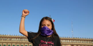 Niñas activistas por un futuro digno y la esperanza ante la incertidumbre .