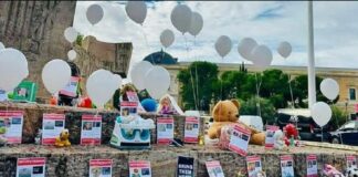 Madres judías en Madrid piden liberación de los 30 niños rehenes de Hamas .