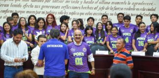 Recibe Ricardo Ahued a equipo de voleibol Poks .